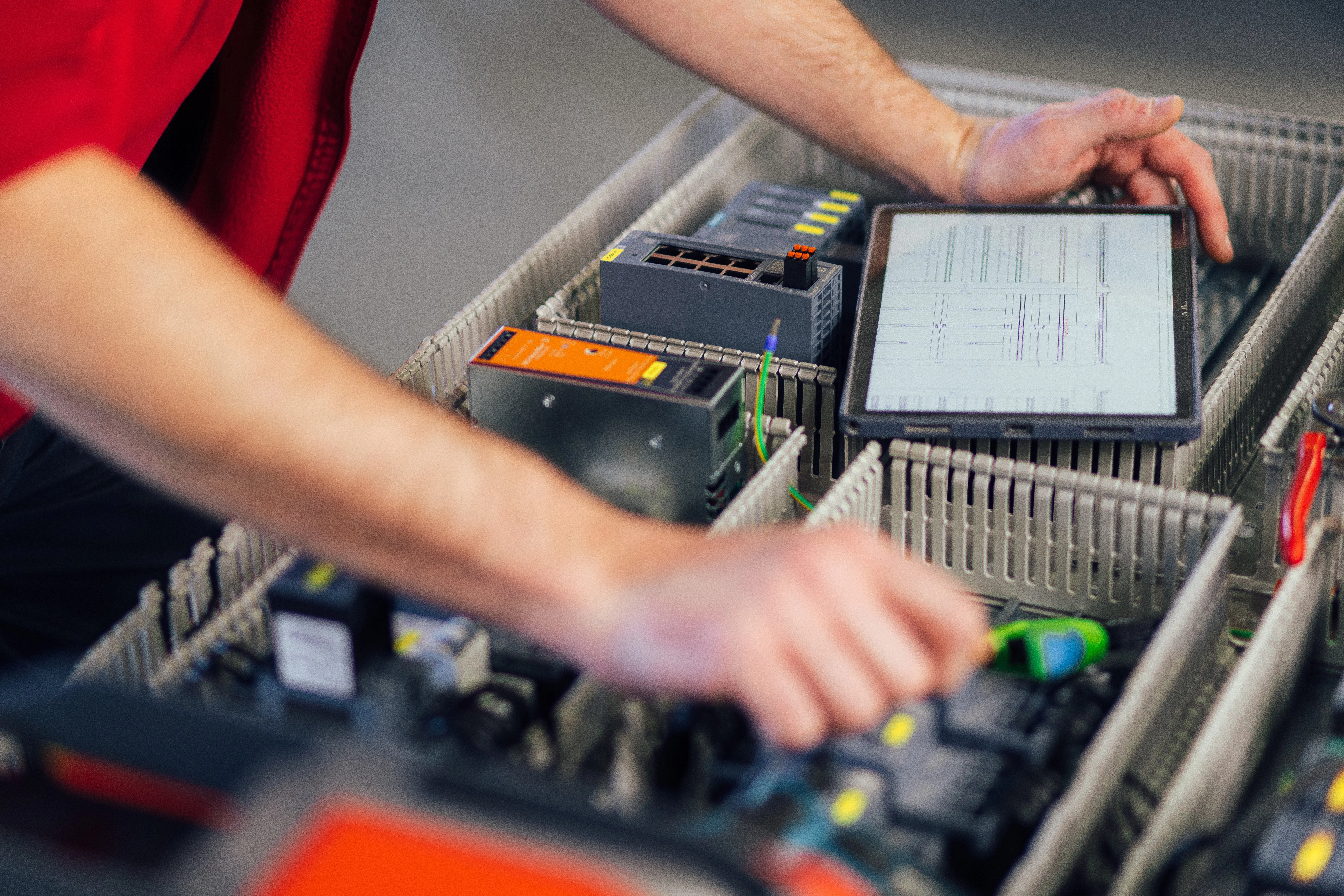 Production of control cabinets with digital support